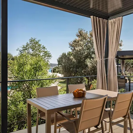 Stunning In Novigrad With Swimming Pool Ferienhaus Novigrad Istria